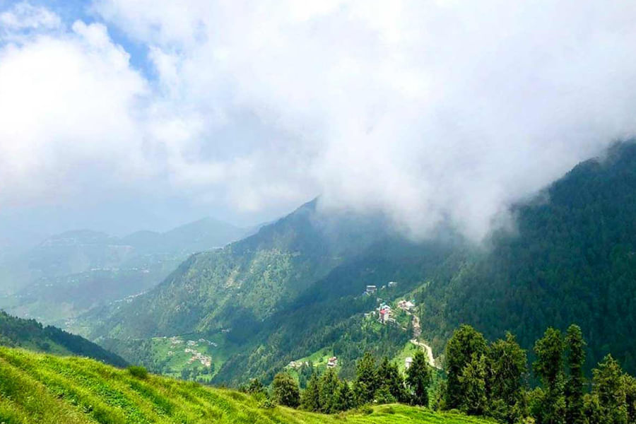 MUNSIYARI, UTTARAKHAND( approx. 579 km from Delhi)